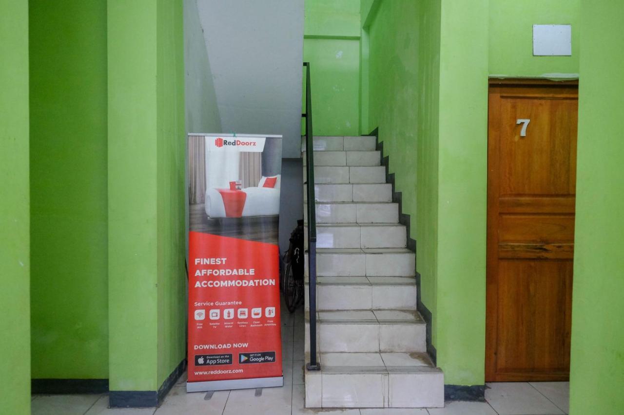 Отель Reddoorz Near Politeknik Манадо Экстерьер фото